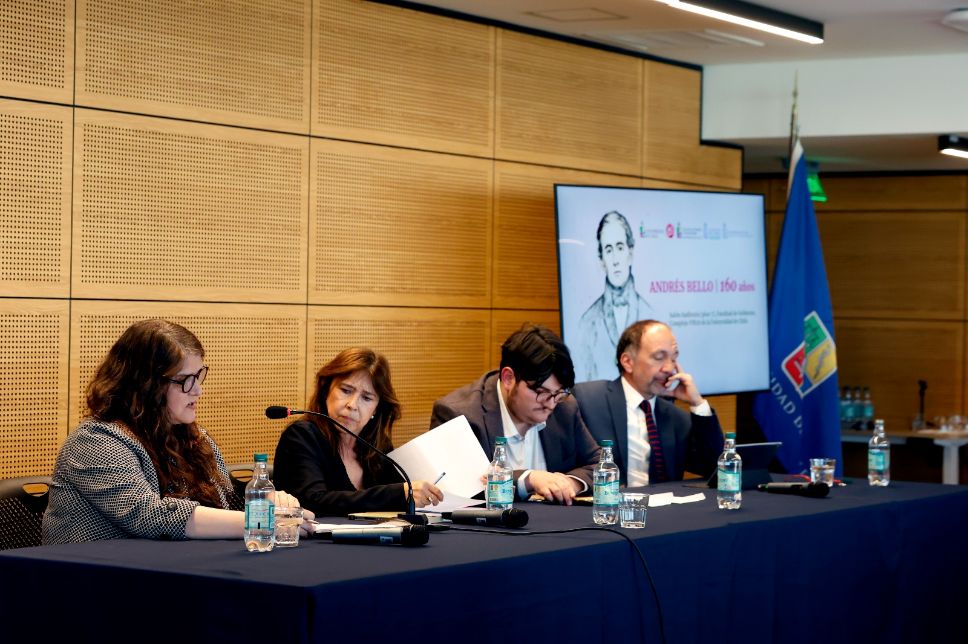 María Soledad Krause, Lucas Sierra Iribarren y María Inés Horvitz, académicos de la Facultad de Derecho, participaron de la mesa “Operadores jurídicos”.